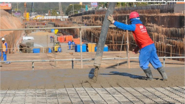 Laje do Túnel de Taguatinga começa a ser concretada. Obra do túnel está 45% executada.