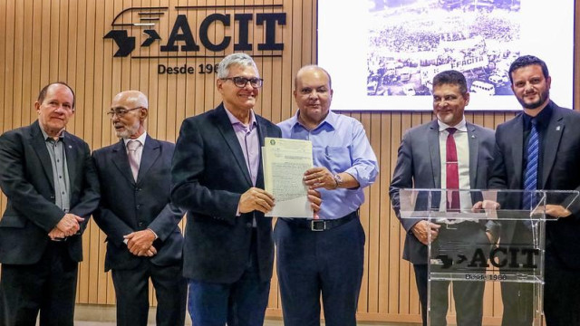 Ibaneis abre saco de bondades em Taguatinga