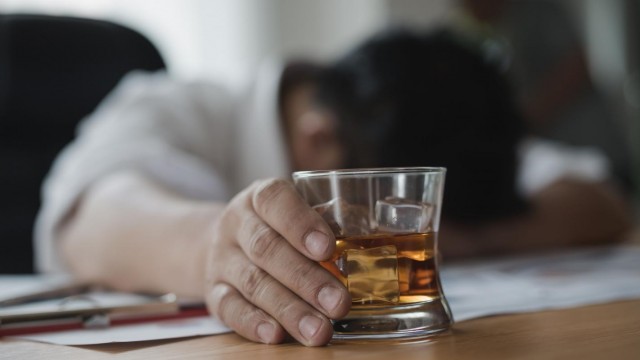 Dia Nacional de Combate ao Alcoolismo: médicos alertam sobre danos à saúde
