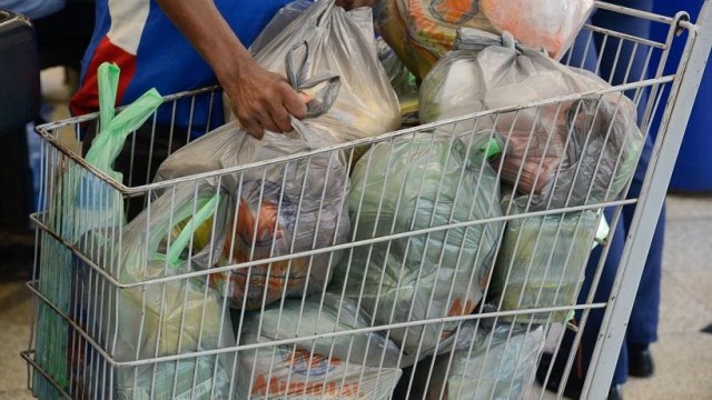 Sacolas plásticas no DF: governo divulga regras de fiscalização; confira