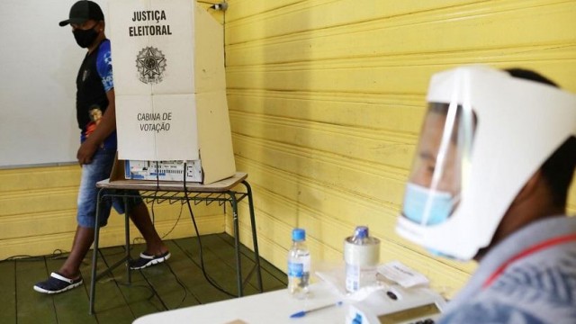 “Eleitor deve entregar celular, mesmo desligado, na cabine de votação”, diz TSE