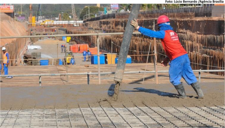 Laje do Túnel de Taguatinga começa a ser concretada. Obra do túnel está 45% executada.