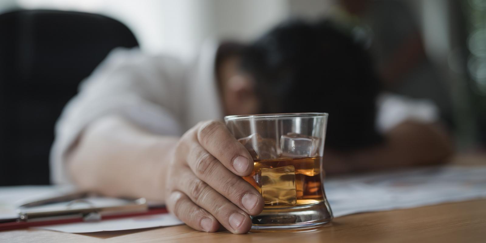 Dia Nacional de Combate ao Alcoolismo: médicos alertam sobre danos à saúde